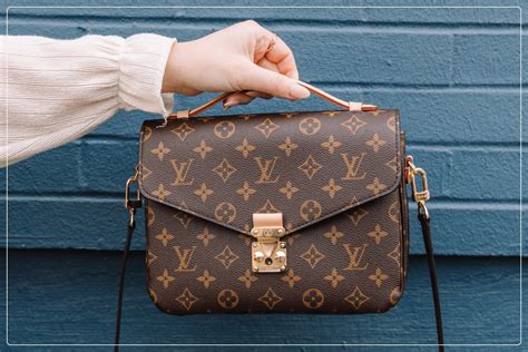 difference between real louis vuitton and fake|how to tell if a louis vuitton bag is real.